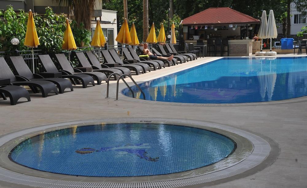 Azalea Apart Hotel - Outdoor Pool