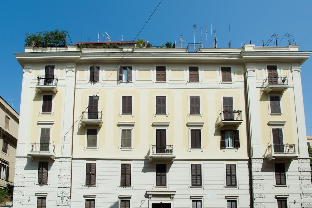 Borghese Executive Suite - Interior Entrance