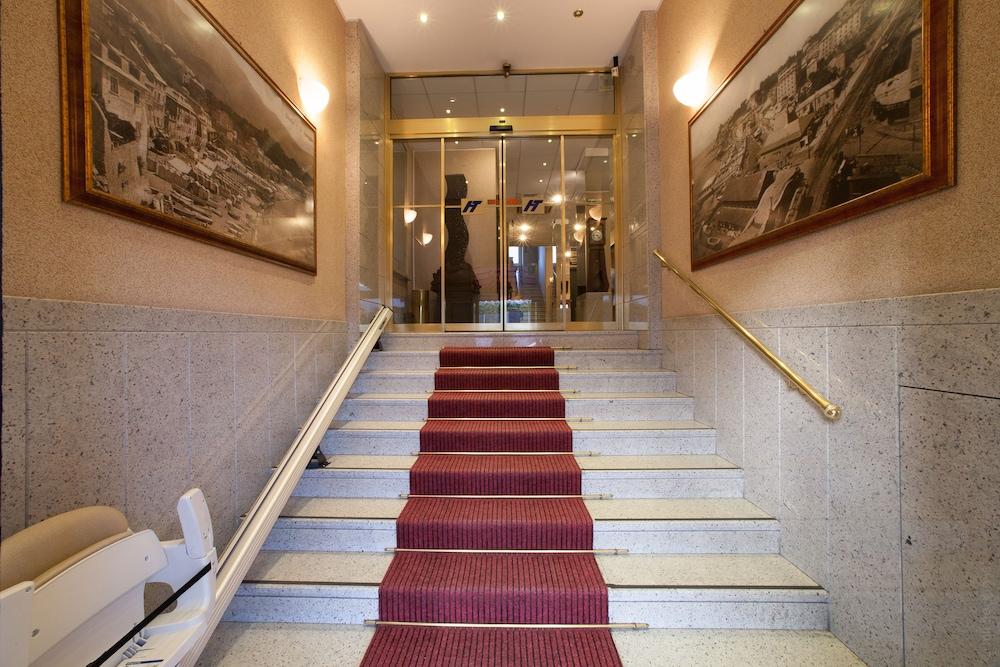 Hotel Tirreno - Interior Entrance