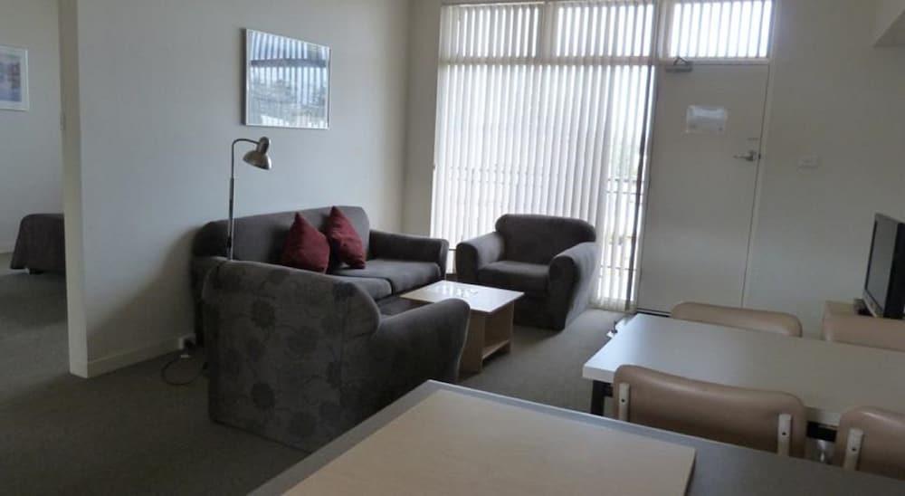 Glenelg Holiday Apartments - Living Area