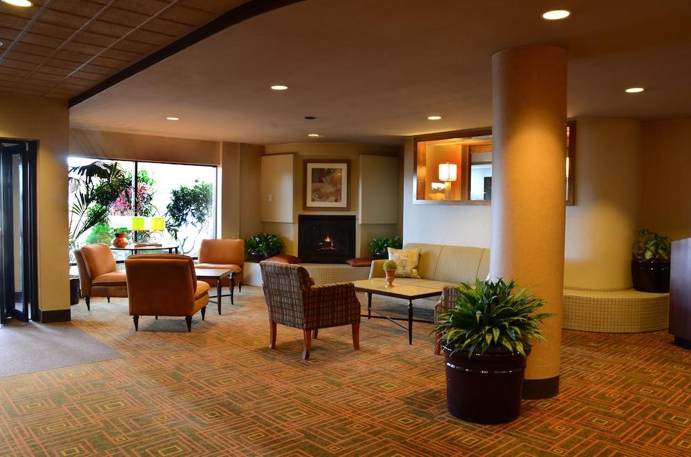 Monarch Hotel & Conference Center - Lobby