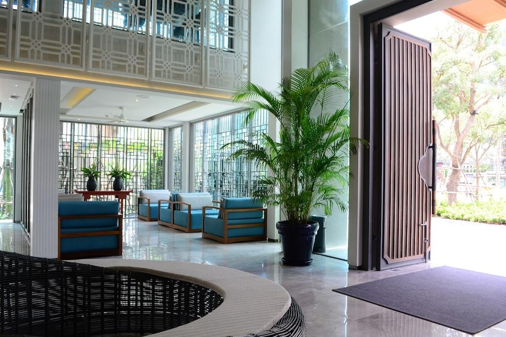 Fusion Suites Phuket Patong - Lobby Sitting Area