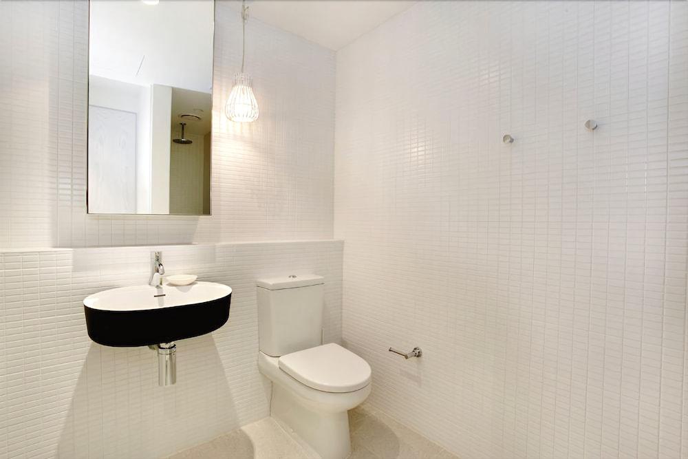 Corporate Keys- Lilli Apartments - Bathroom