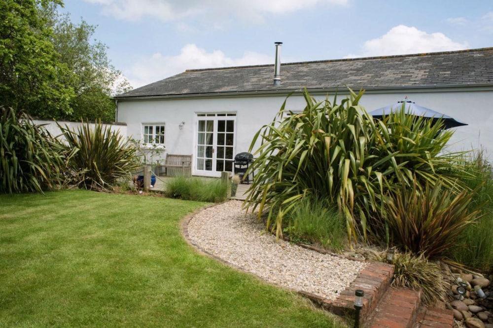 Superb detached Grade II listed barn conversion with hot tub & FREE membership to nearby Leisure Club - Exterior