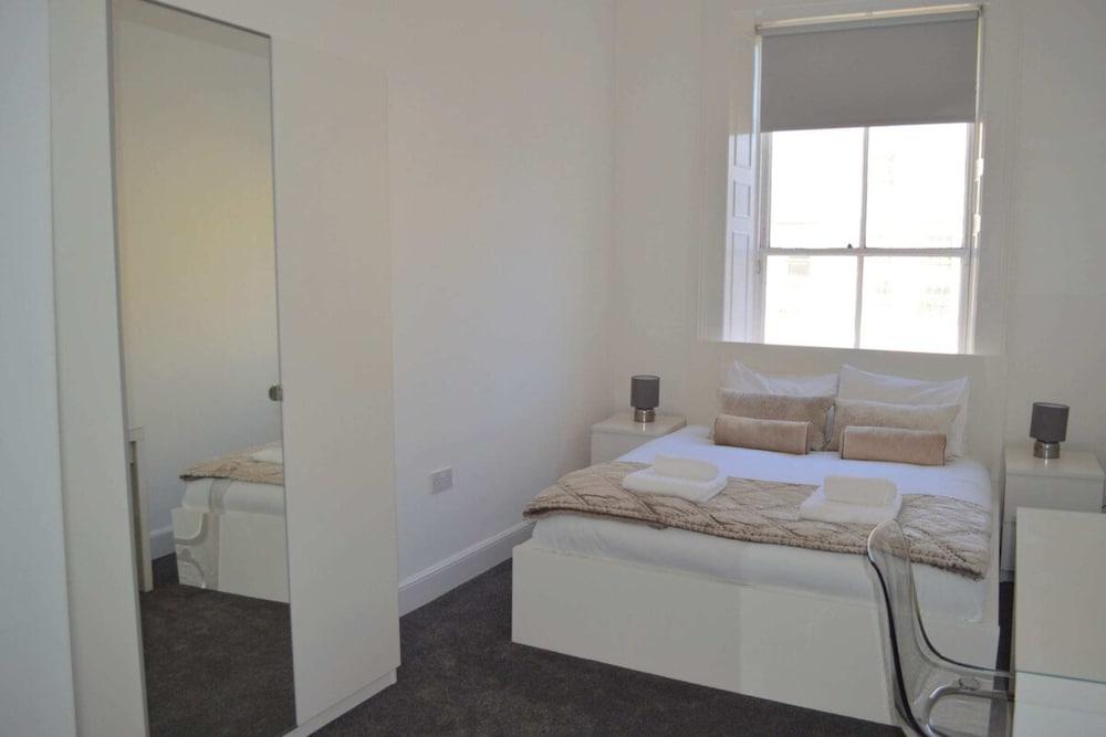 Spacious 3 Bedroom Flat in the City Centre - Room