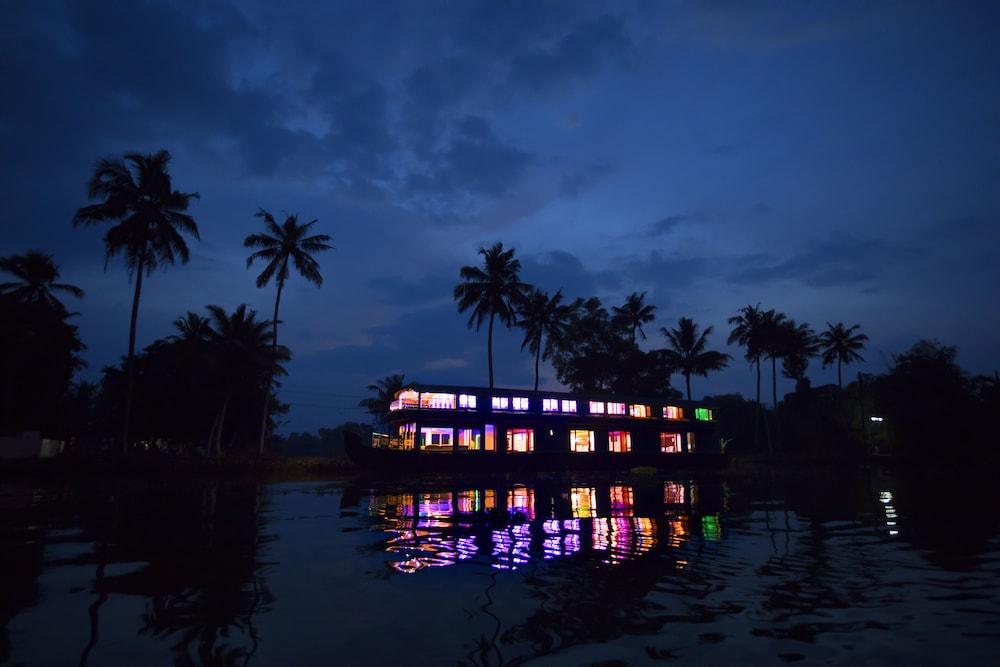 Kerala Luxury House Boat - Featured Image