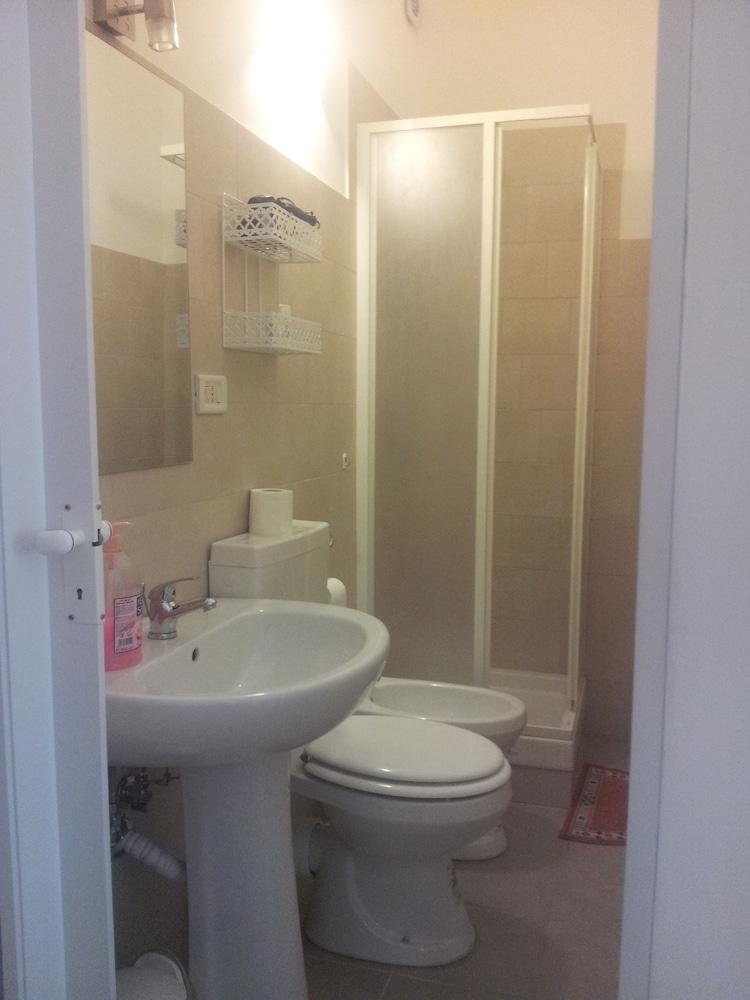 T & V House - Bathroom