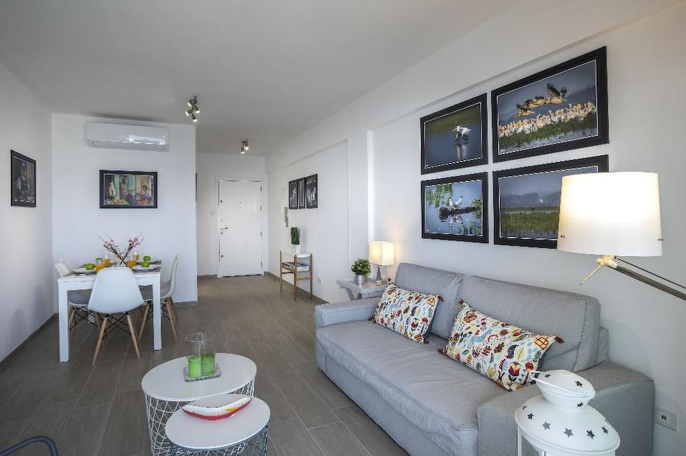 Mackenzie Zoe Seafront Suite - Living Area