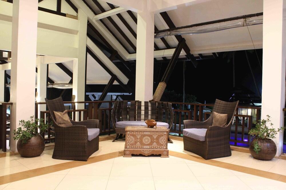 Dive Thru Scuba Resort - Lobby Sitting Area
