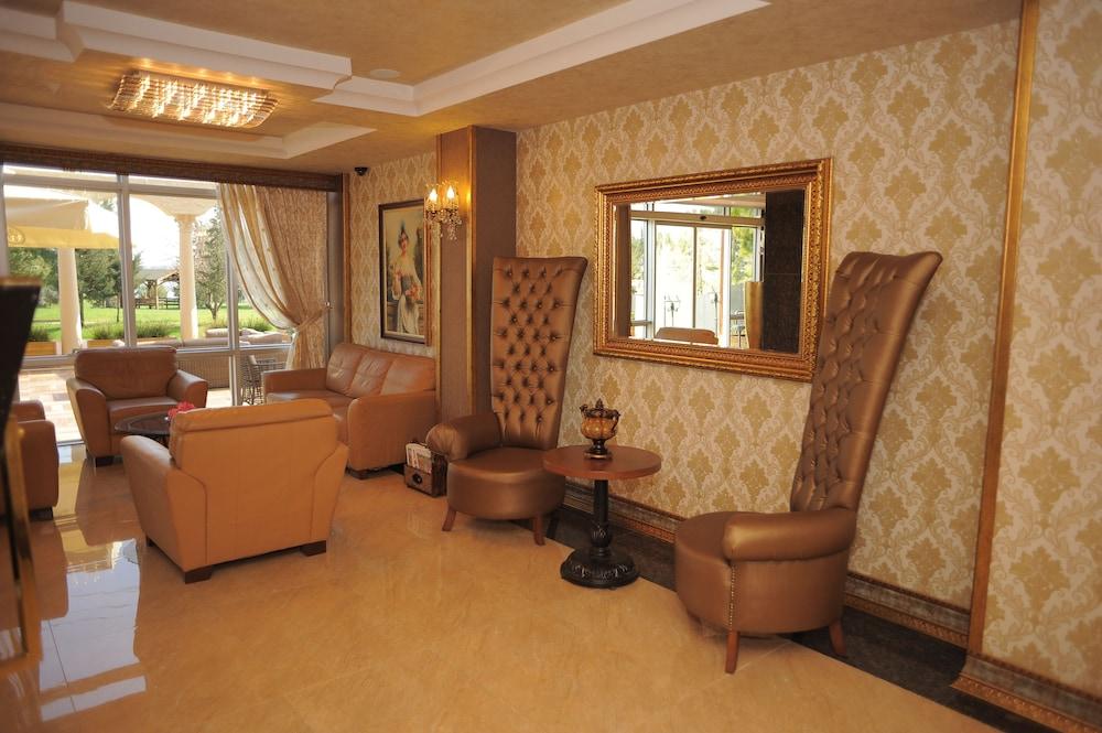 Golden Lake Hotel - Lobby Sitting Area