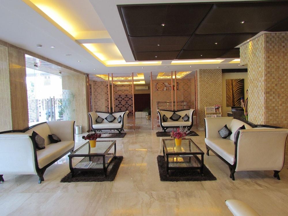 Hotel Pine Spring Wazir Bagh - Lobby Sitting Area