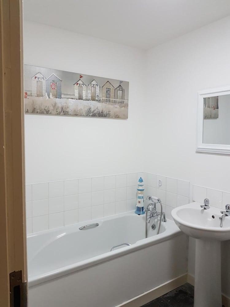Langley Apartment - Bathroom