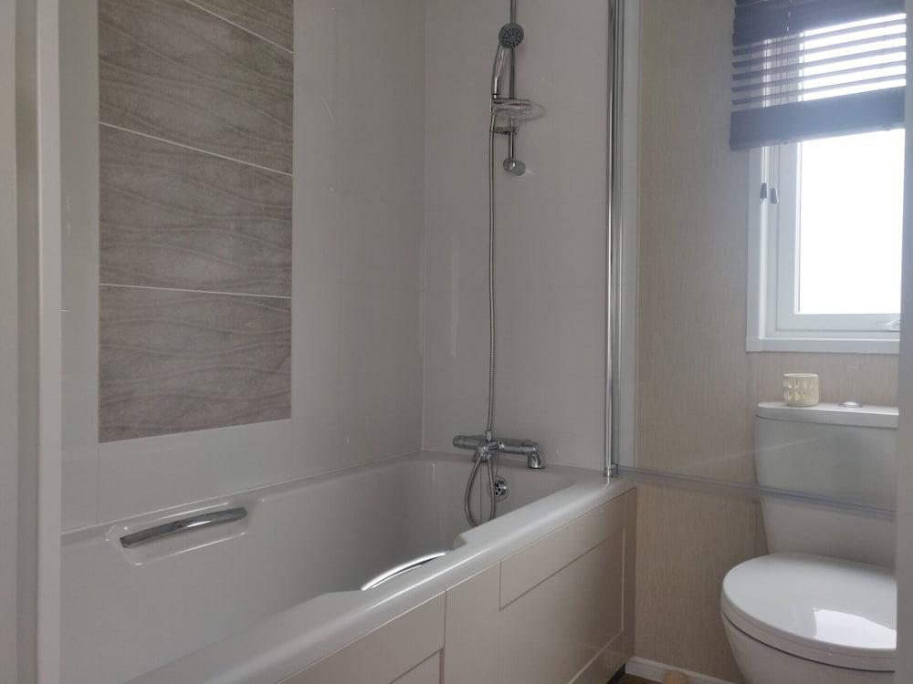 Rivington Lodge 32 With hot tub - St Andrews - Bathroom