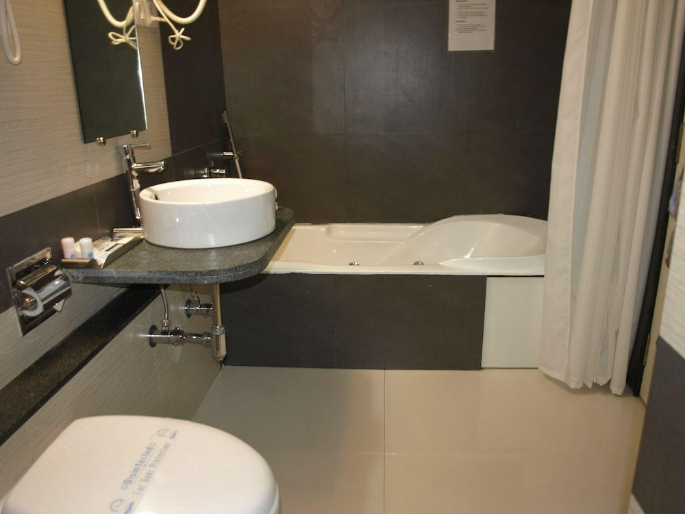 Kapila Business Hotel - Bathroom