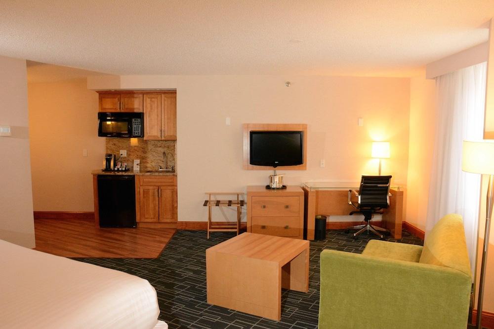 Holiday Inn Express and Suites Stamford, an IHG Hotel - Room