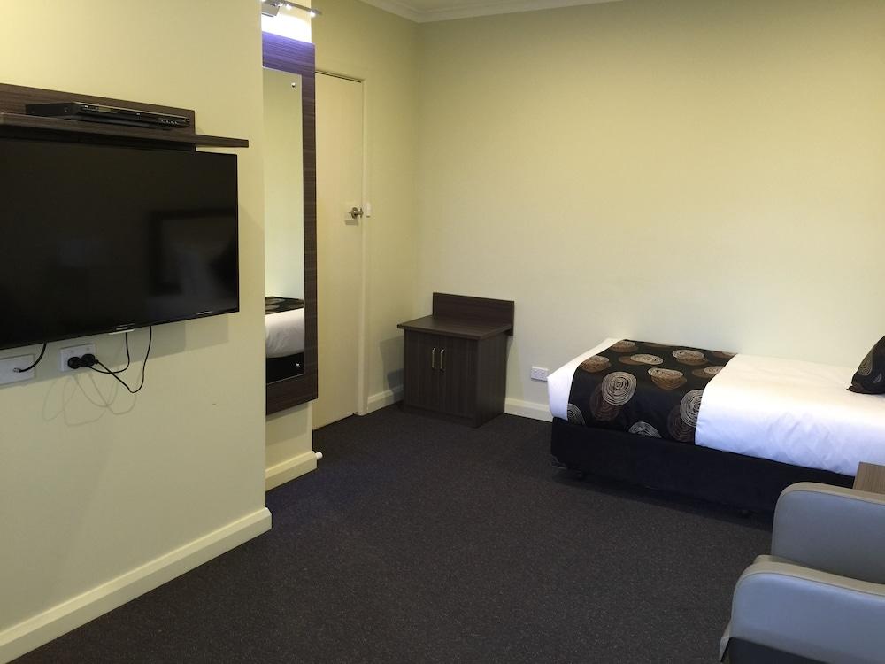 Park Squire Motor Inn and Serviced Apartments - Room