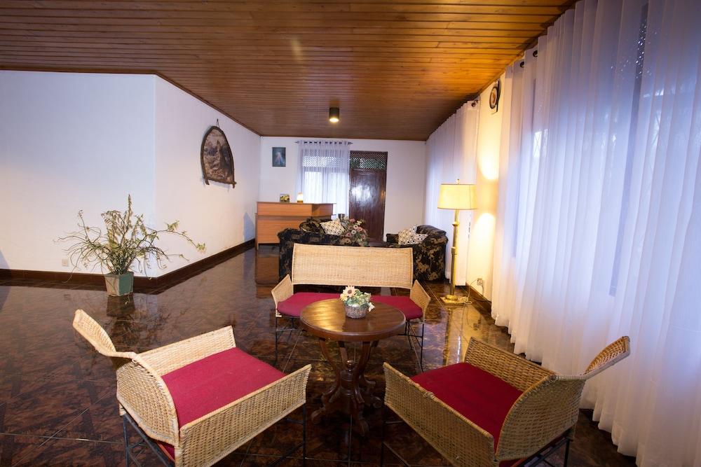 Tamarind Tree Inn - Lobby Sitting Area