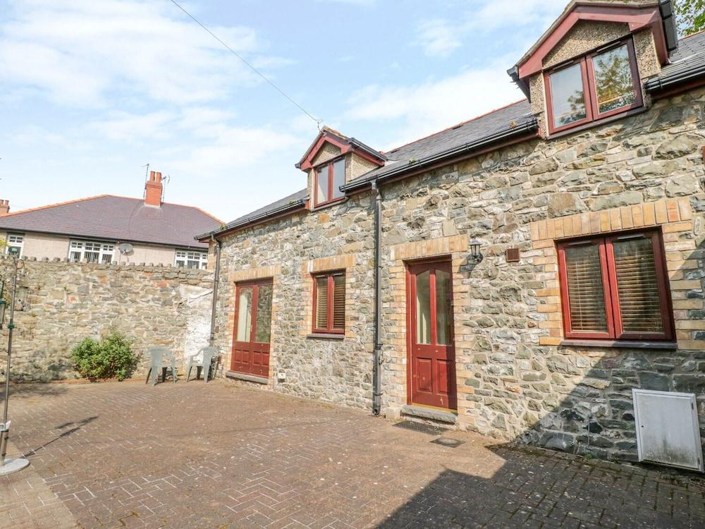 2 Hwyrfryn Stables - Featured Image