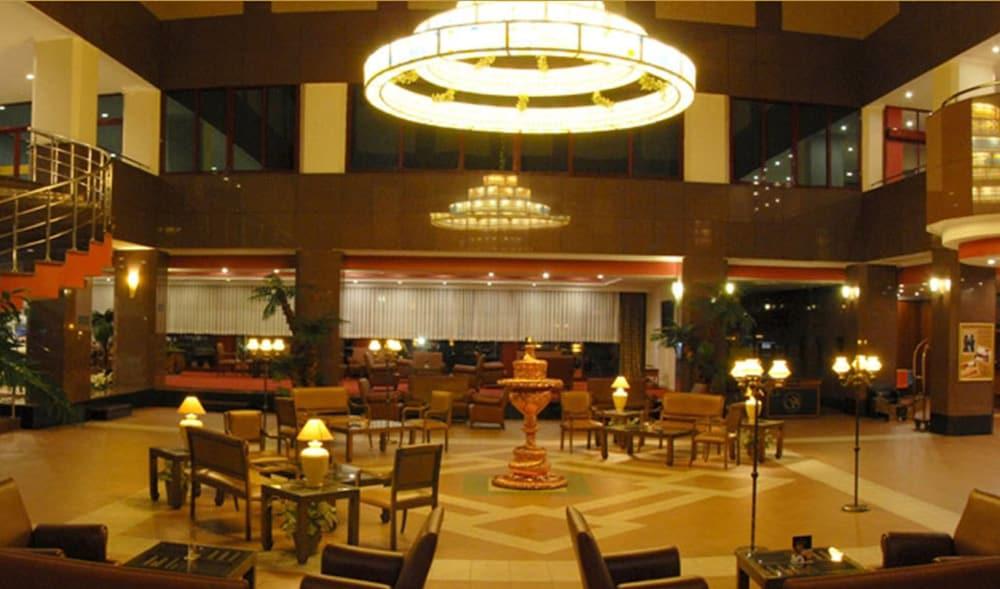 Saffron Hotel - Lobby Sitting Area