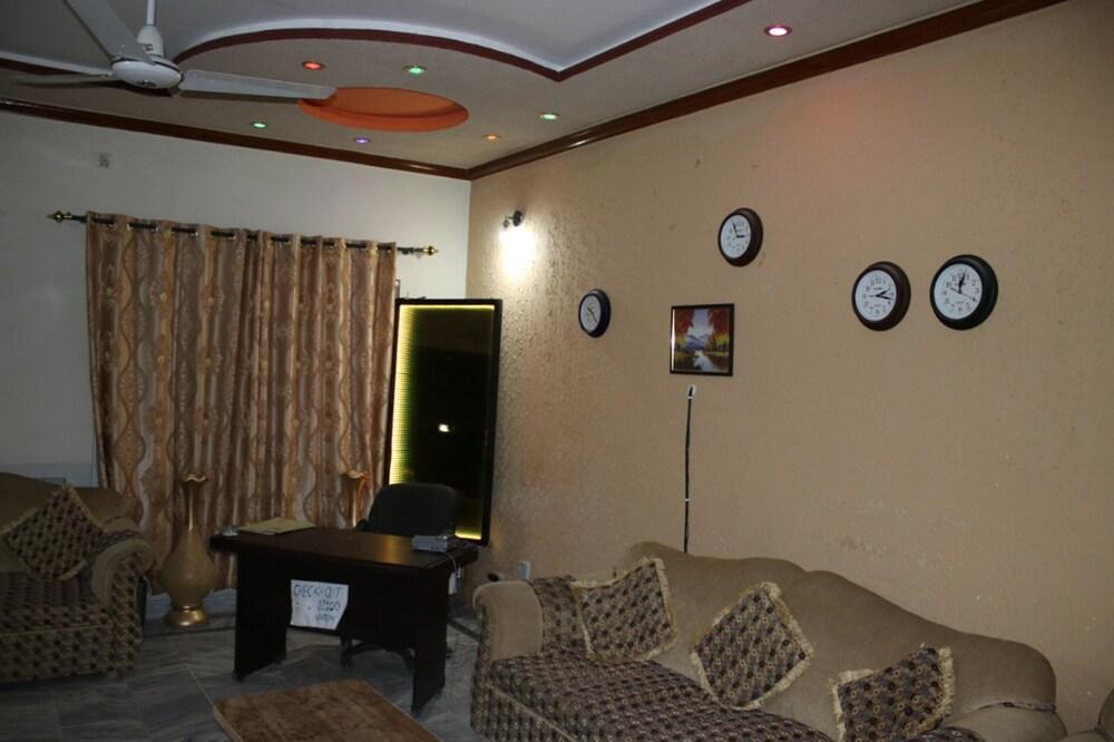 Zaib Guest House - Lobby Sitting Area