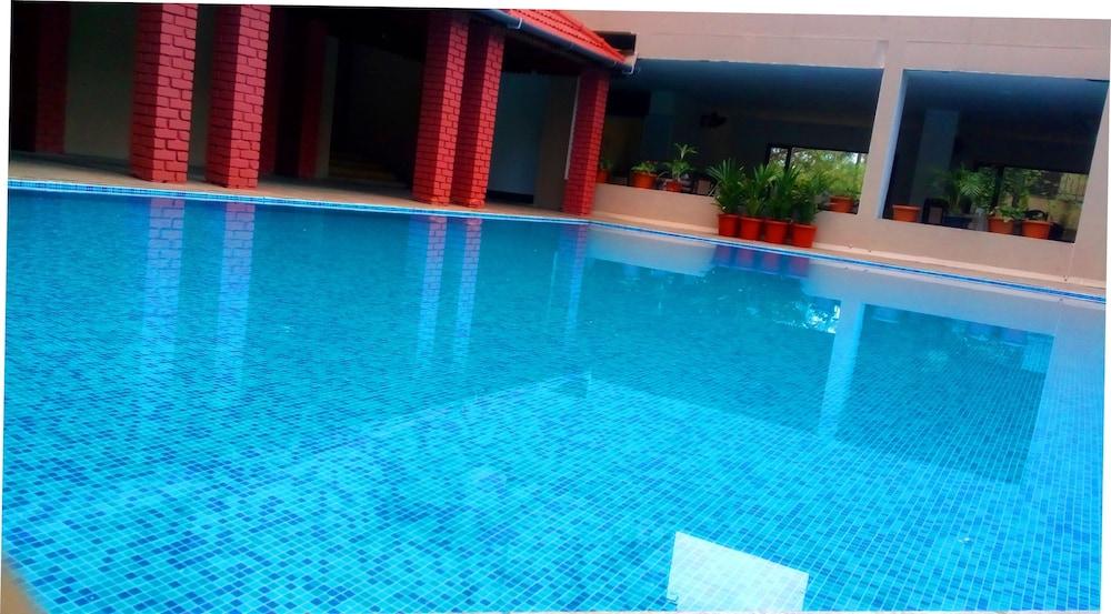 Hotel Sopanam Heritage - Outdoor Pool