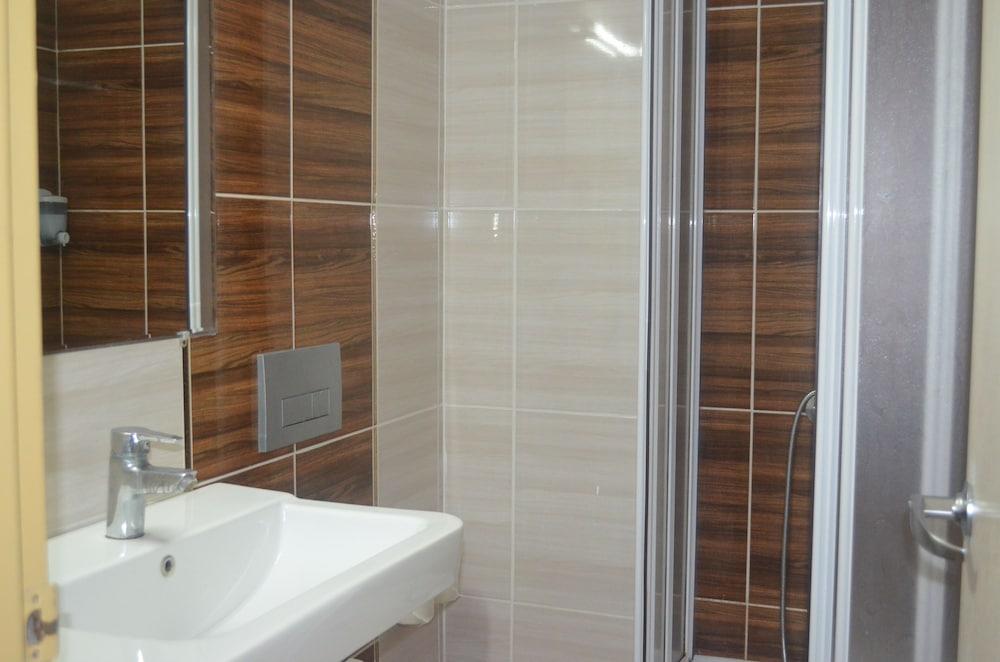 Kalif Hotel - Bathroom