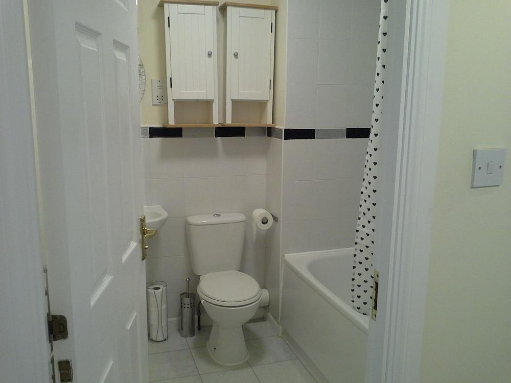Modern Leith apartment - Bathroom
