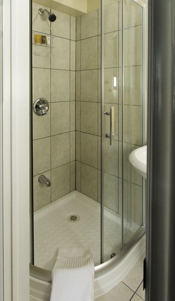 Elevate Rooms Parkside Retreat B&B - Bathroom Shower