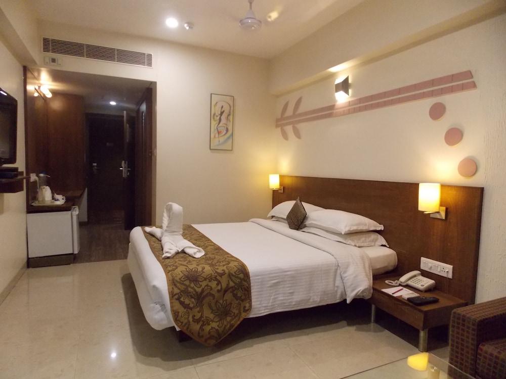Silver Cloud Hotel & Banquets Ahmedabad - Room