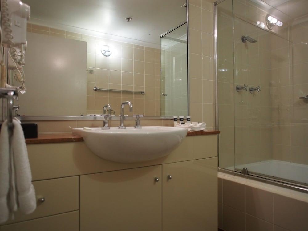 Adina Serviced Apartments Sydney Martin Place - Bathroom