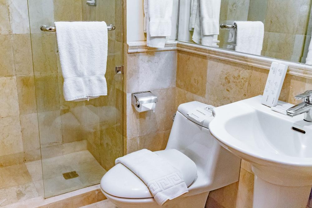 Crown Regency Prince Resort - Bathroom