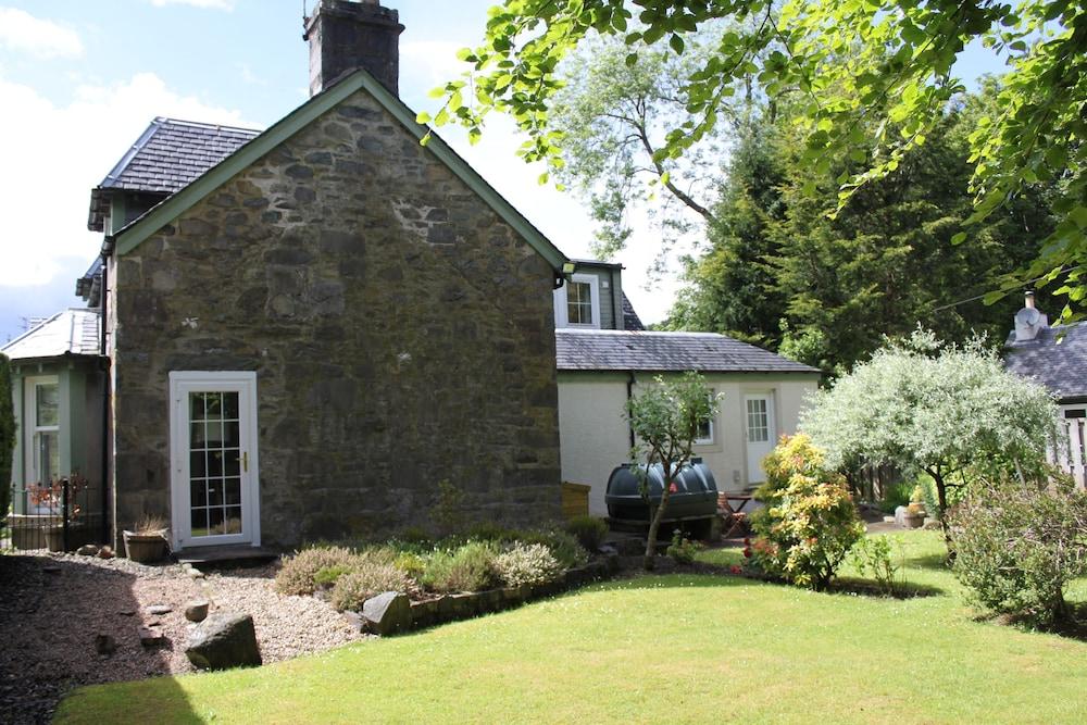 Glenalbyn Cottage - Property Grounds