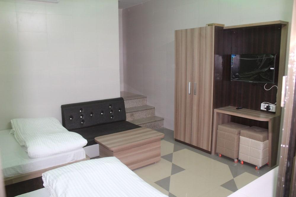Hotel Bajaj Lake Palace - Room