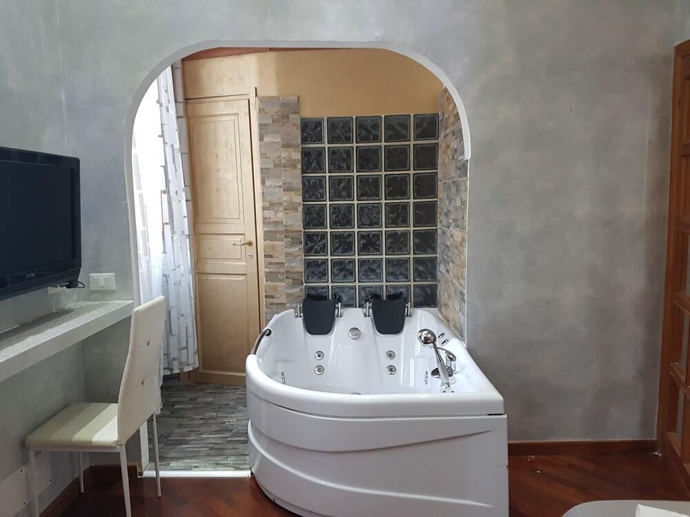 Piazza del Popolo Sweet Rooms - Jetted Tub