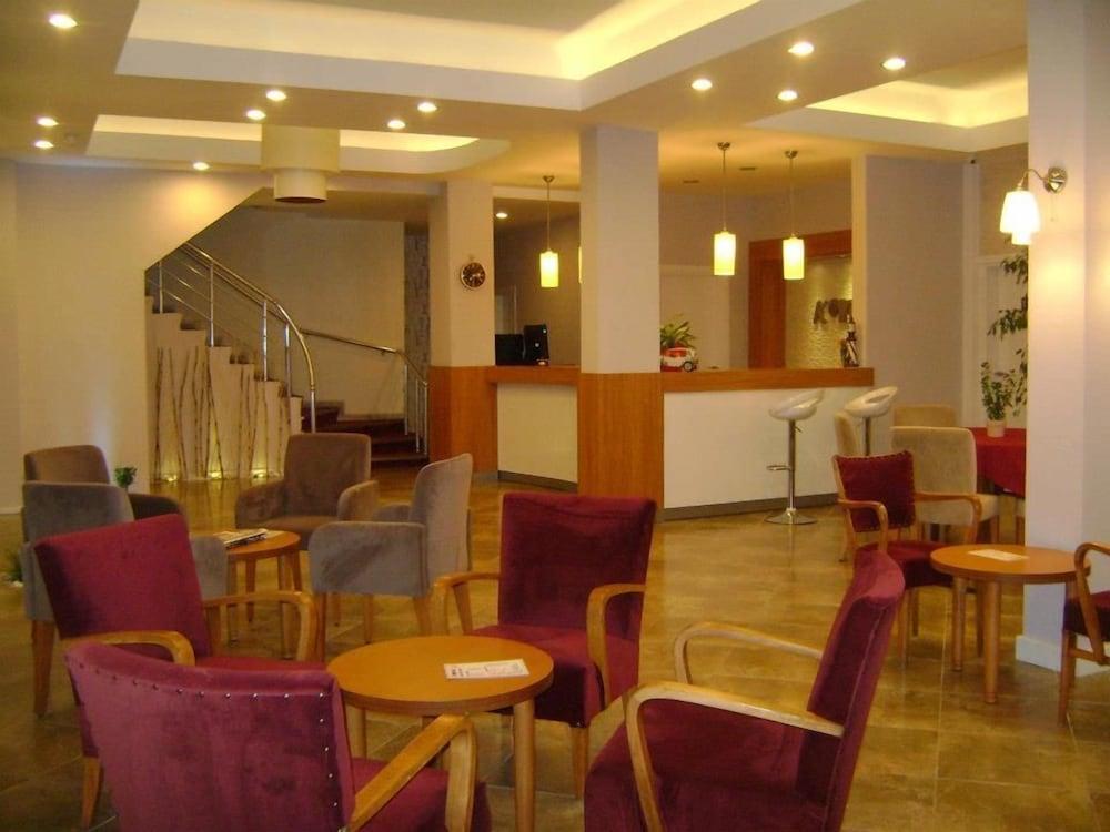 Kyme Hotel - Lobby Sitting Area