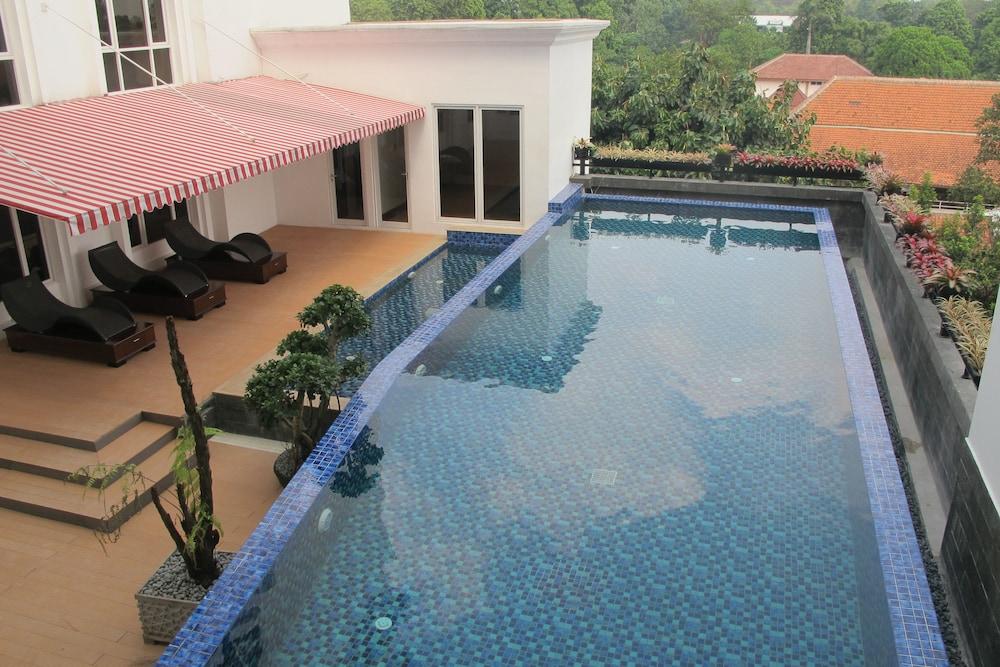 The Sahira Hotel Syariah - Outdoor Pool