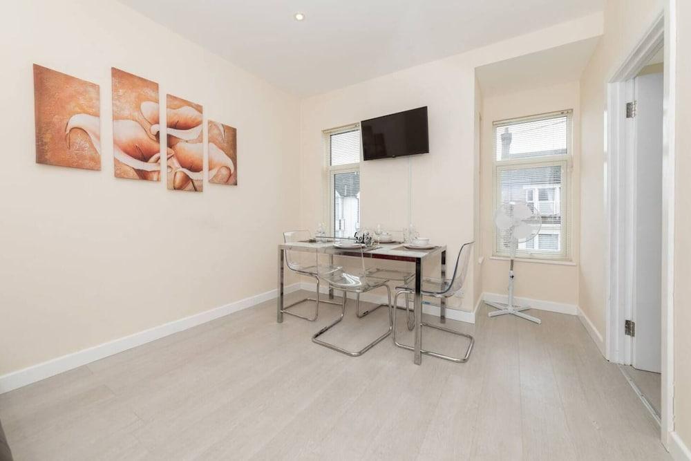 Homely Spaces Large 2-bed Apartment in Bedford - Room