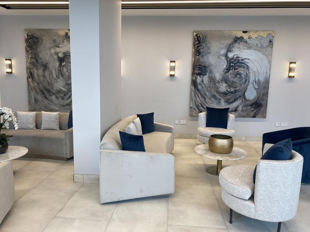 Berks Luxury Serviced Apartments - Lobby