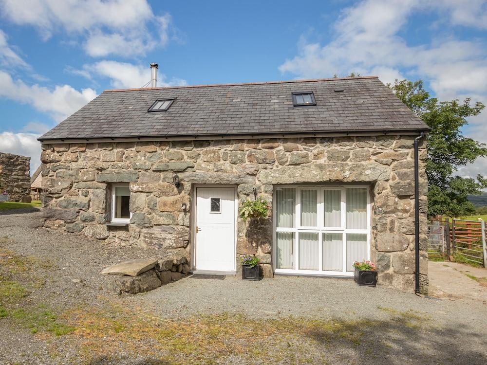 Hendre Cottage - Featured Image