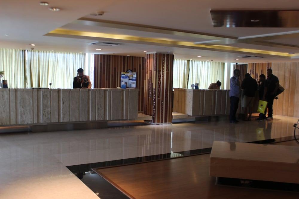 Davanam Sarovar Portico Suites Bengaluru - Reception