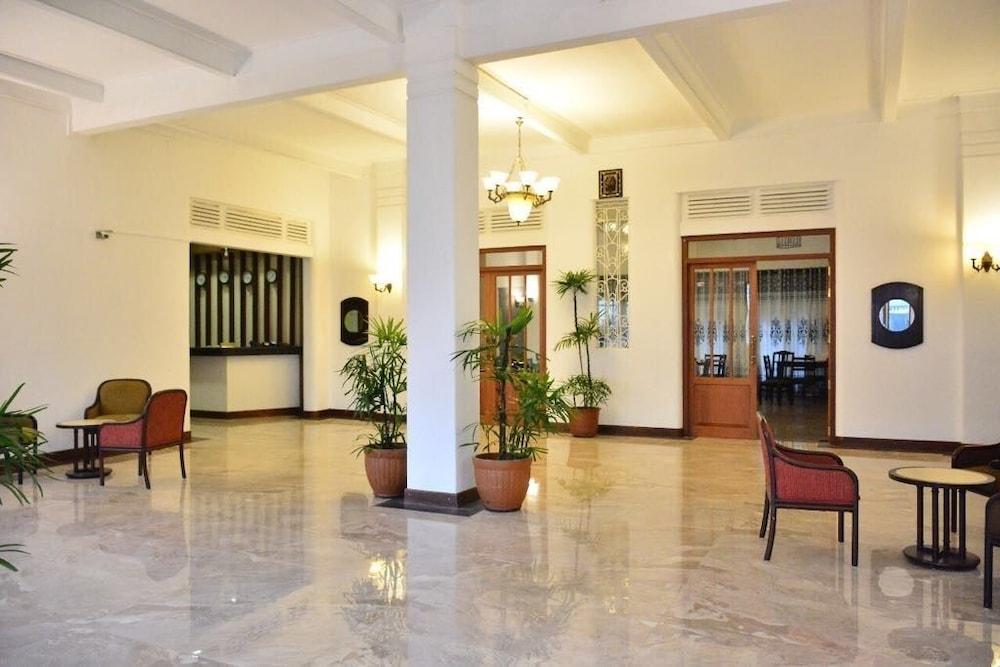 Shalimar Hotel - Lobby Sitting Area