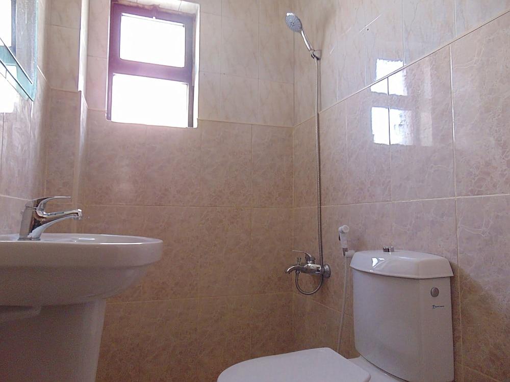 Al-Nujoom Hotel Suites - Bathroom