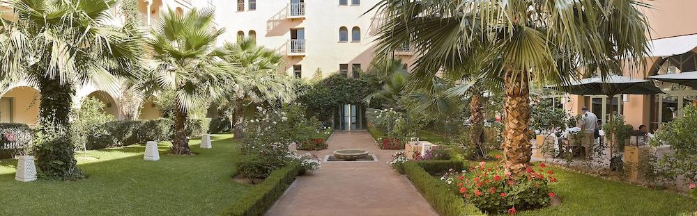 Hotel Alhambra Thalasso - Property Grounds