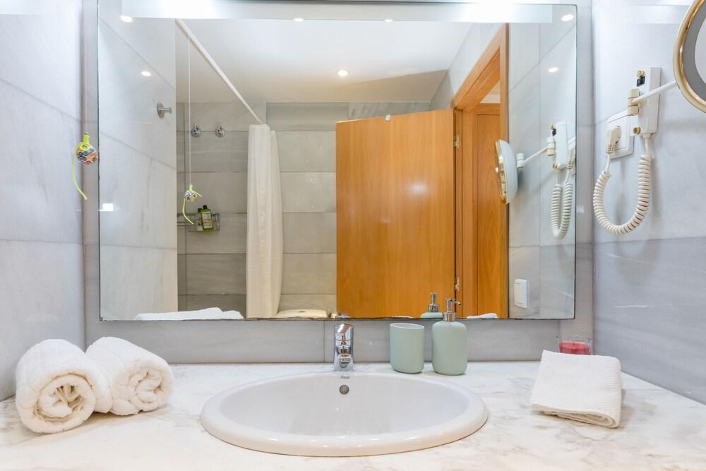 Unique Rentals - Stylish Seafront Duplex - Bathroom Sink