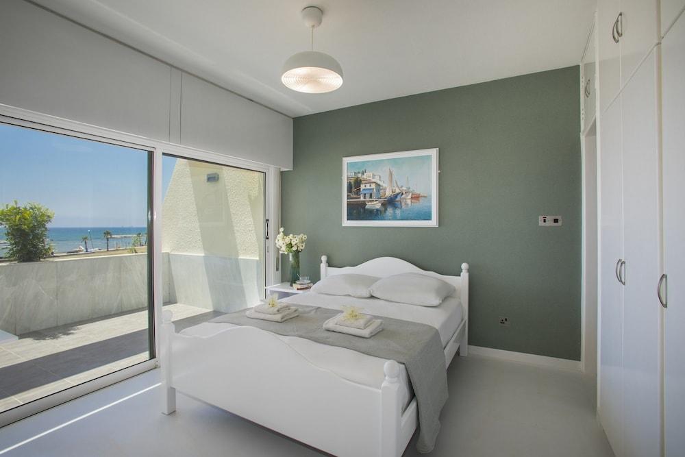 Lordos Sunshore Beachfront Suite - Room