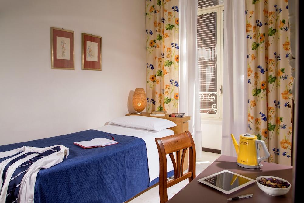 Roma Central Guest House - Room
