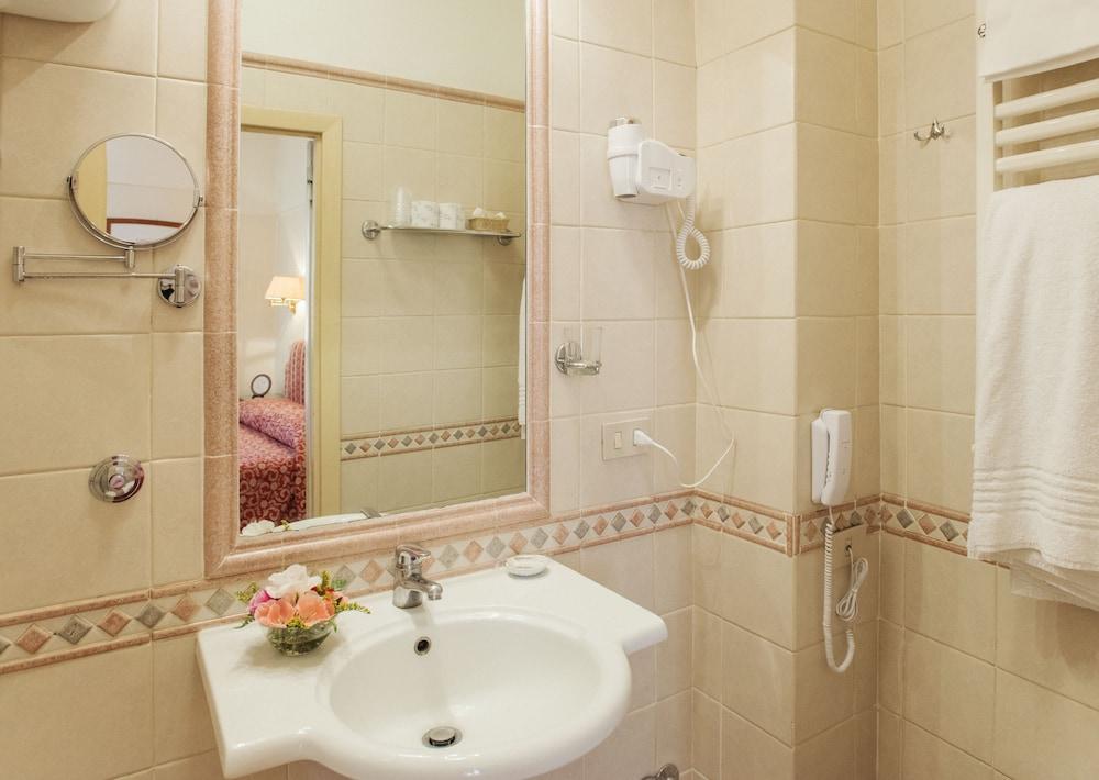 Hotel Fontanella Borghese - Bathroom