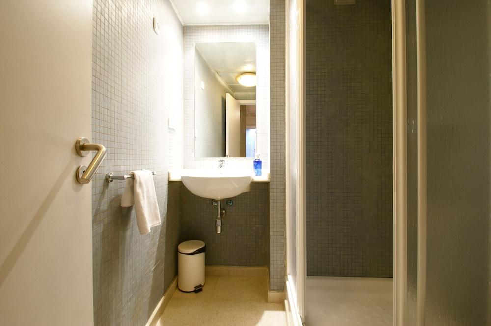 Short Stay Group Borne Lofts Serviced Apartments - Bathroom