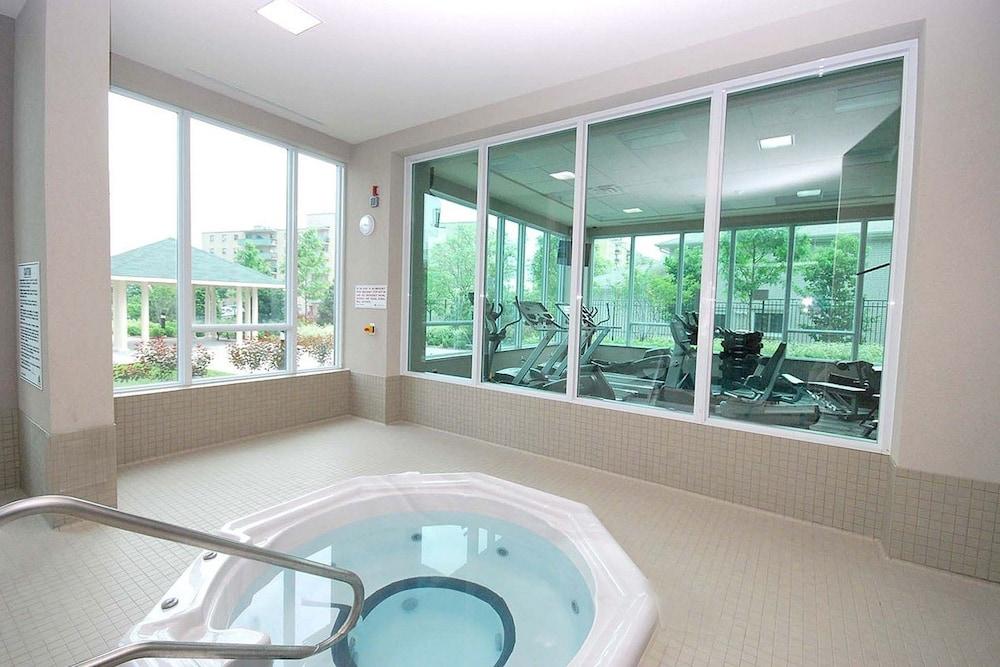 Maplewood Furnished Suites - Indoor Spa Tub