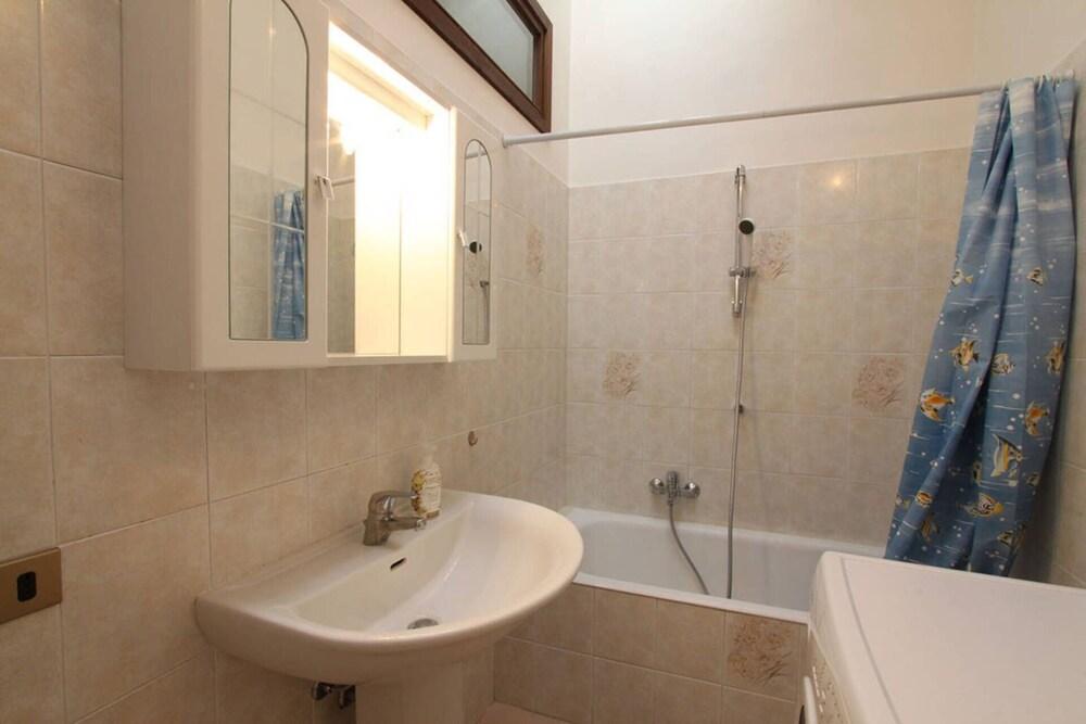 Cozy Apartment in the Historic Centre of Bellagio - Bathroom